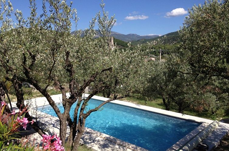Ontdek het serene zwembad van Lodrem d'Angy, een charmant verblijf in Drome Provencale, perfect voor ontspanning in de Rhone-Alpes.