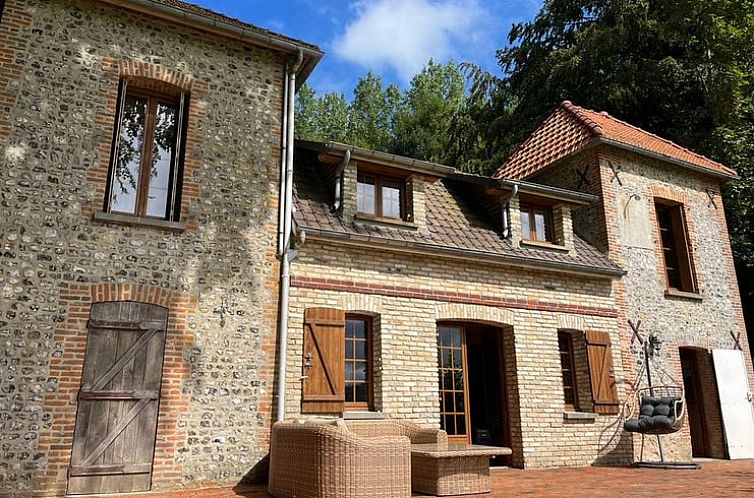 Erleben Sie die authentische Atmosphaere des Ferienhauses in Ancourt in der Haute-Normandie, mit seiner schoenen Steinfassade und der einladenden Terrasse.