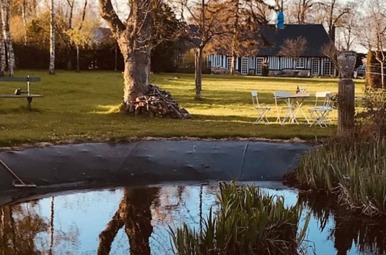 Geniet van de rust bij Huisje in Neville, een charmant vakantiehuis in Hoog-Normandie, omgeven door een prachtige tuin en vijver.