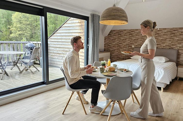 Ontbijt op het terras van Plus Studio vakantiehuis in Neeroeteren, Limburg met uitzicht op de groene omgeving.