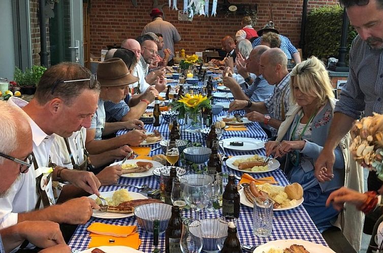 Gezellig dineren op het terras van Het Eenhoornhof vakantiehuis in Borgloon, Limburg, Belgie.