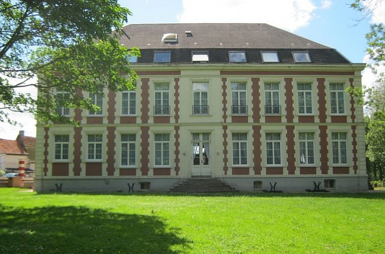 Ontdek Chateau de Moulin le Comte, een elegante B&B in Aire-sur-la-Lys, omgeven door de schoonheid van Nord / Pas de Calais, Frankrijk.