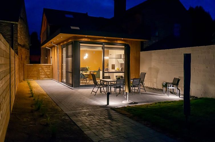 Verlichte avondterras van Vakantiehuis in Vechmaal, Limburg, Belgie. Geniet van moderne luxe in deze sfeervolle vakantiewoning.