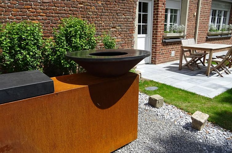 Ontdek de uitnodigende tuin van Vakantiehuis in Walincourt, een prachtig vakantieverblijf in Nord / Pas de Calais, Frankrijk.