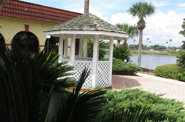 Maingate Lakeside Resort