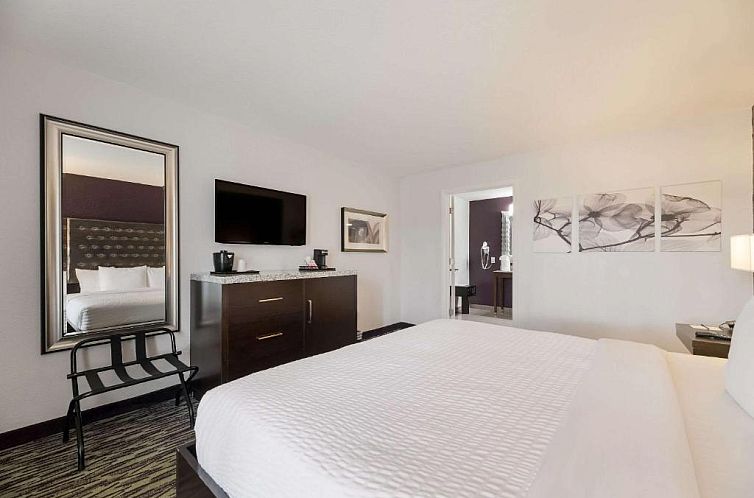 Clarion Inn & Suites Across From Universal Orlando Resort