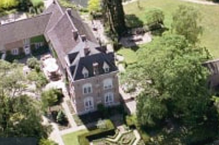 Luchtfoto van Standaard woning, een vakantiehuis in Vechmaal, Limburg, Belgie, omringd door groene natuur.