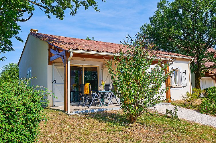 Freistehender Bungalow fuer 6 Personen in Lanzac, Aquitanien, Frankreich, mit einladender Terrasse und natuerlicher Umgebung.