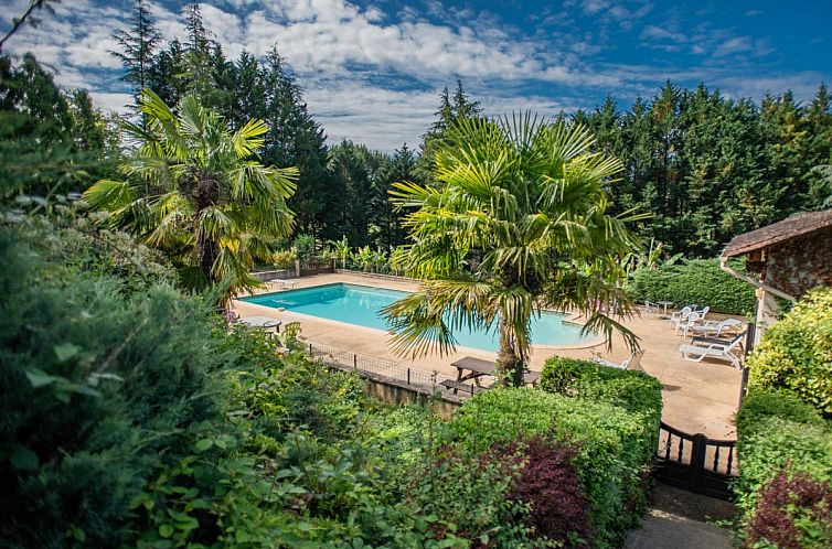 Geniet van het serene zwembad bij Gite Les Terrasses, een charmante vakantiewoning in het groene Prats-du-Perigord, Aquitaine.