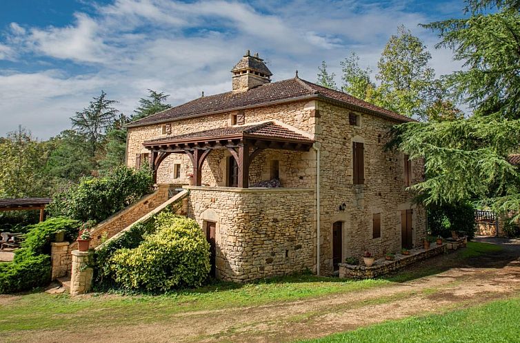 Ontdek Gite Le Croix du Notaire in Prats-du-Perigord, Aquitaine, een sfeervol vakantiehuis met een prachtig uitzicht op de groene omgeving.
