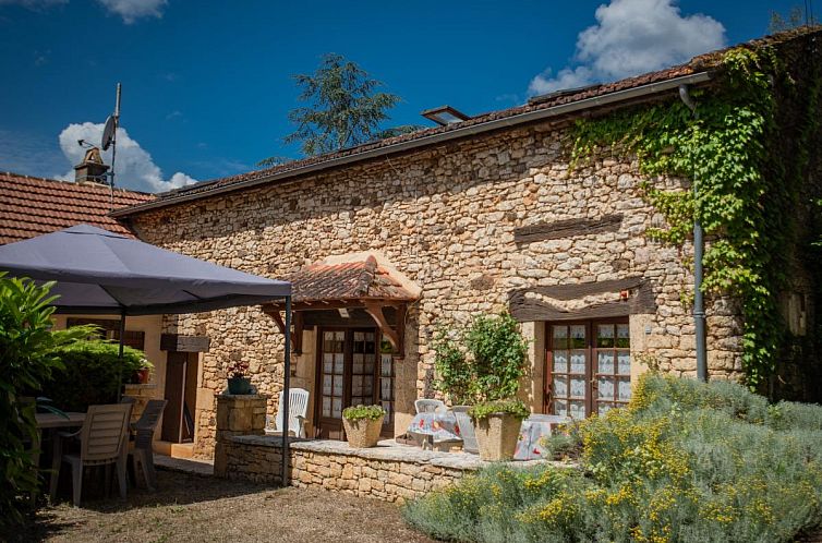Gezellig vakantiehuis Le Tilleuil en Perigord in Prats-du-Perigord, Aquitaine, met rustiek stenen exterieur en zonnig terras.