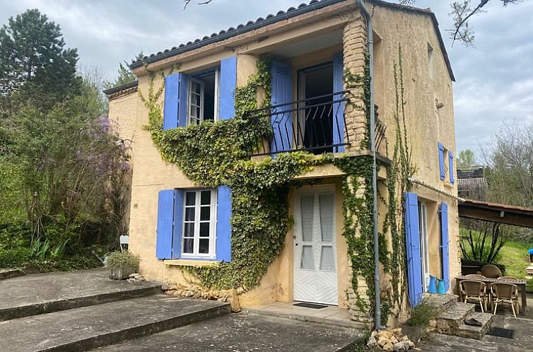 Ferienhaus in Coux et Bigaroque, Aquitanien, umgeben von Natur, mit einer malerischen Terrasse und blauen Akzenten.
