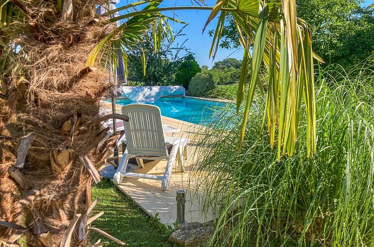 Ontspan aan het zwembad van Cabirat, een vakantiehuis in Mazeyrolles, Aquitaine, met prachtig groen uitzicht.