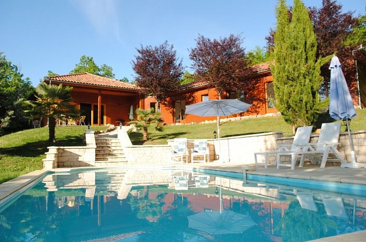 Entspannen Sie sich am Pool von Bouysonnet, einem charmanten Ferienhaus im schoenen Salignac, Aquitanien, Frankreich.