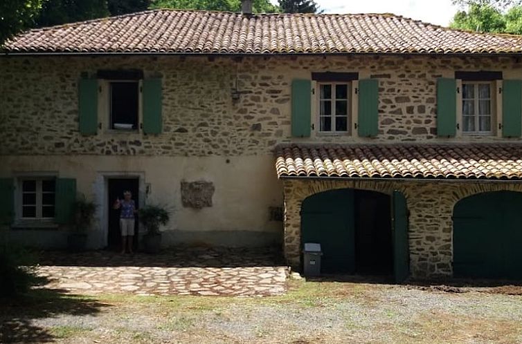 Authentisches Ferienhaus in Saint-Saud-Lacoussiere, eingebettet in die ruhige Landschaft der Aquitaine, Frankreich.