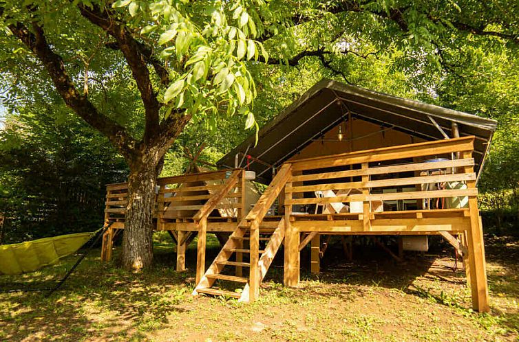 Ontdek de rust van de Teeny Lodge safaritent in Marcillac St. Quentin, Aquitaine, met een uitnodigend terras omringd door bomen.