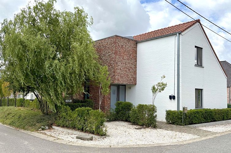 Modern vakantiehuis De Vliergeit in Kortessem, Limburg, Belgie met rode bakstenen gevel.