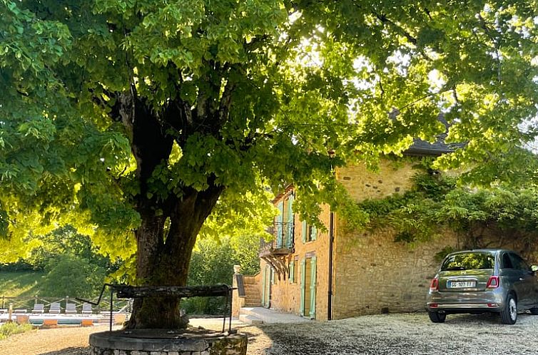Rustikales Ferienhaus in St Chamassy mit schattenspendendem Baum, Aquitanien, Frankreich