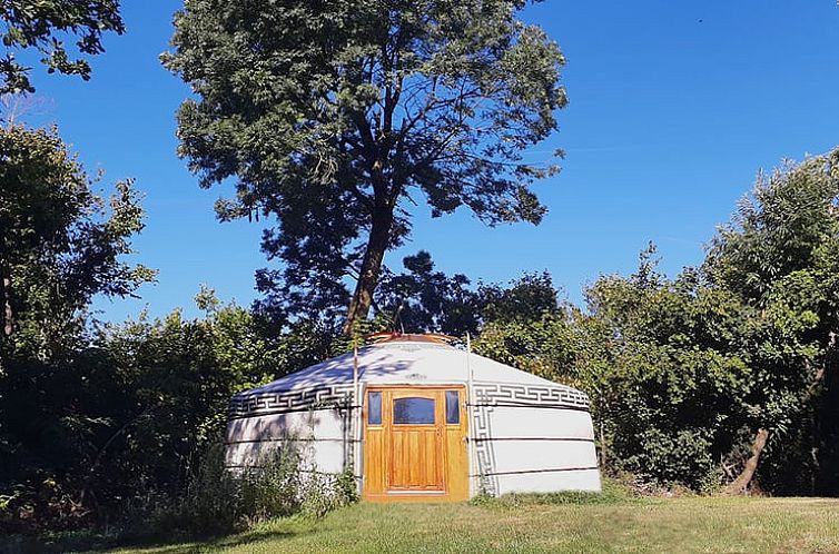 Ervaar de charme van een yurt bij Vakantiehuisje in Jumilhac-le-Grand, midden in het groene Aquitaine, Frankrijk.