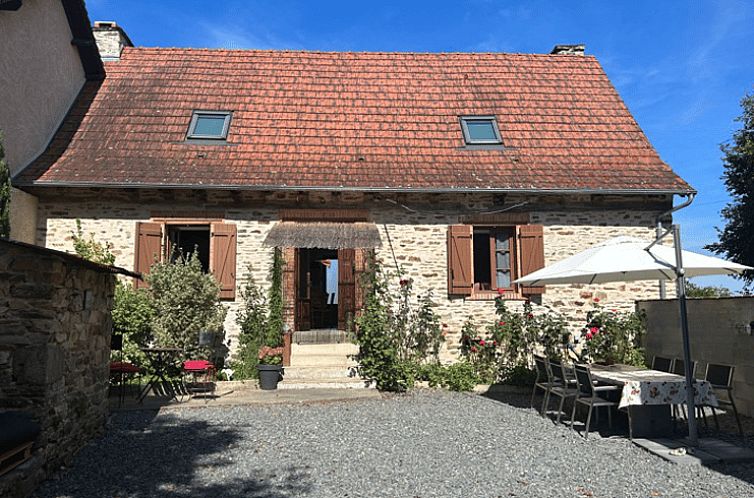 Authentiek vakantiehuis in Jumilhac-le-Grand, Frankrijk met uitnodigend terras en rustieke uitstraling.