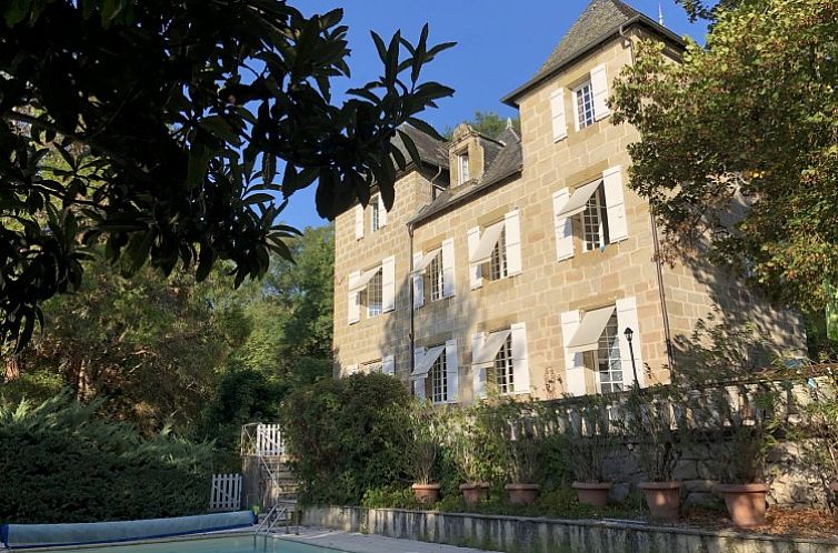 Ferienhaus Domaine de Migoule in Brive-la-Gaillarde, Aquitanien, umgeben von Natur und Schwimmbad zur Entspannung.