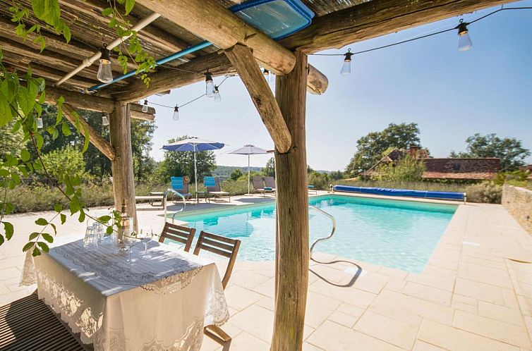 Entspannen Sie sich auf der Terrasse von Le Gapard Annex in Issac, Aquitanien, mit Blick auf den einladenden Swimmingpool und die Natur.