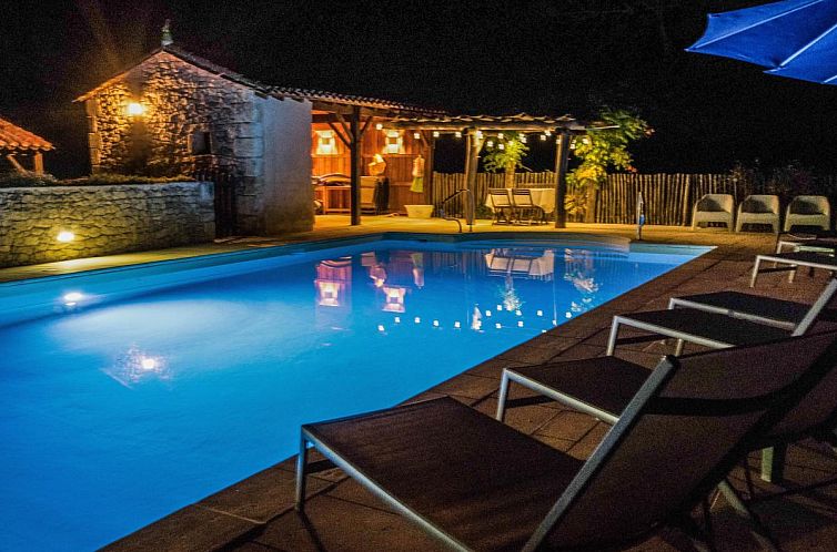 Ontspan onder de sterrenhemel bij het verlichte zwembad van Gapard La Grange, een vakantiehuis in Issac, Aquitaine.