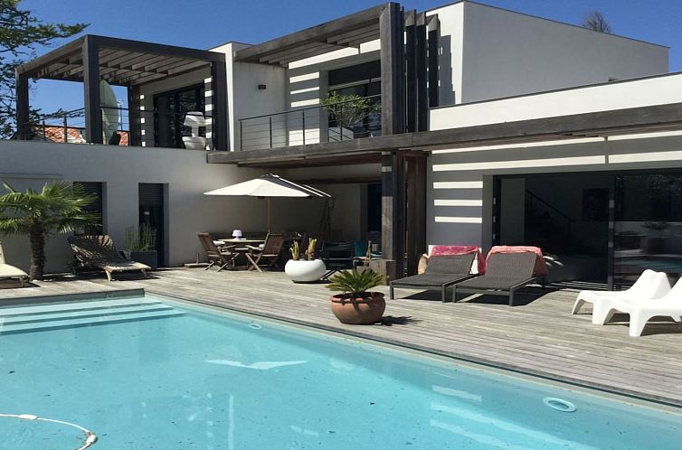 Die Villa Saphir in Biarritz, Aquitanien, bietet ein stilvolles Ferienhaus mit einer einladenden Terrasse und einem Swimmingpool fuer einen perfekten Urlaub.