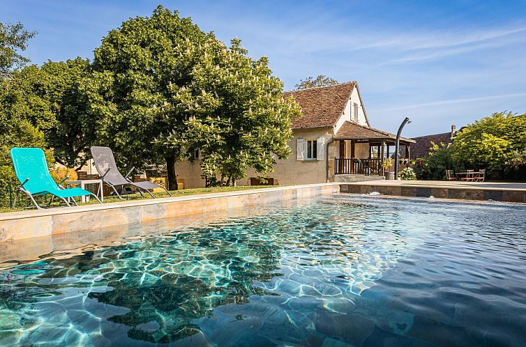 Vakantiehuis Villa les Rocs in La Bachellerie, Aquitaine, met uitzicht op zwembad en natuur.