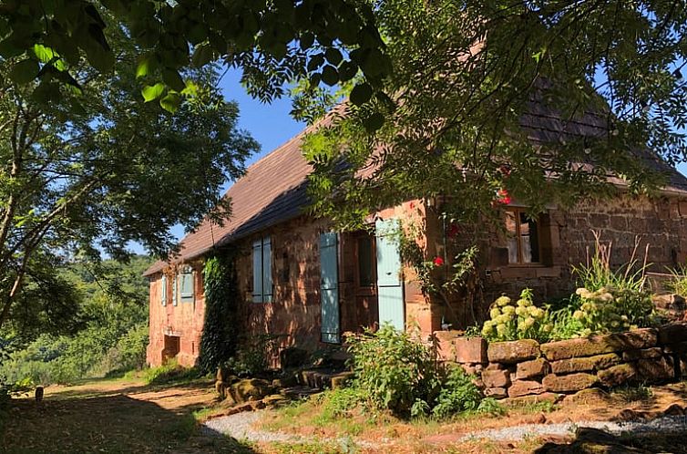 Rustic Cottage in Coubjours, a vacation home in Aquitaine, France, nestled in a picturesque setting.