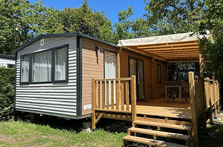 Geniessen Sie die Ruhe und den Frieden auf der geraeumigen Terrasse des Mobilheims Premium 28m2 im malerischen Ares, Aquitanien, Frankreich.