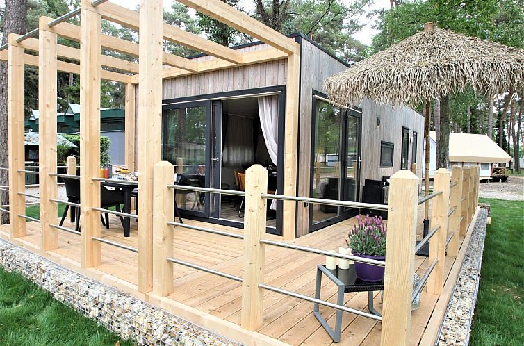 Veranda van Kempen cottage, a vacation home in Zutendaal, Limburg, Belgium, surrounded by nature and peaceful surroundings.