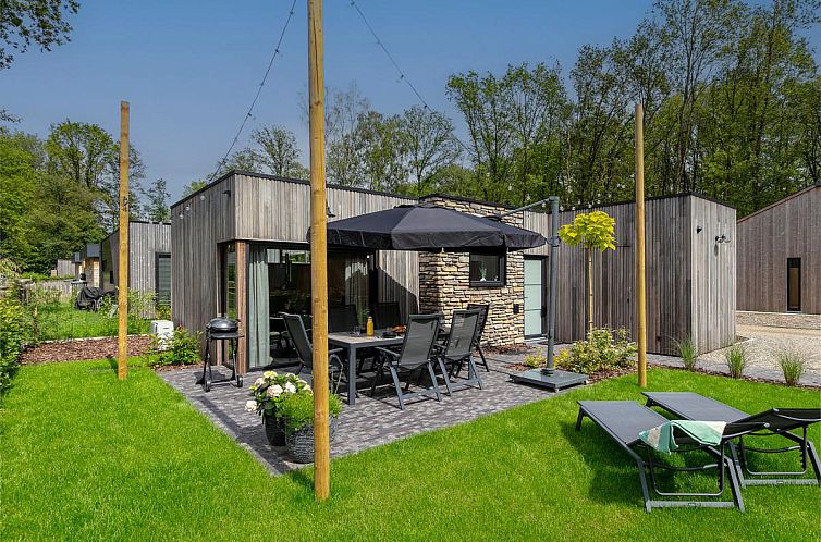 Thalor vakantiehuis in Zutendaal, Limburg met terras en groene tuin voor ontspanning in de natuur.