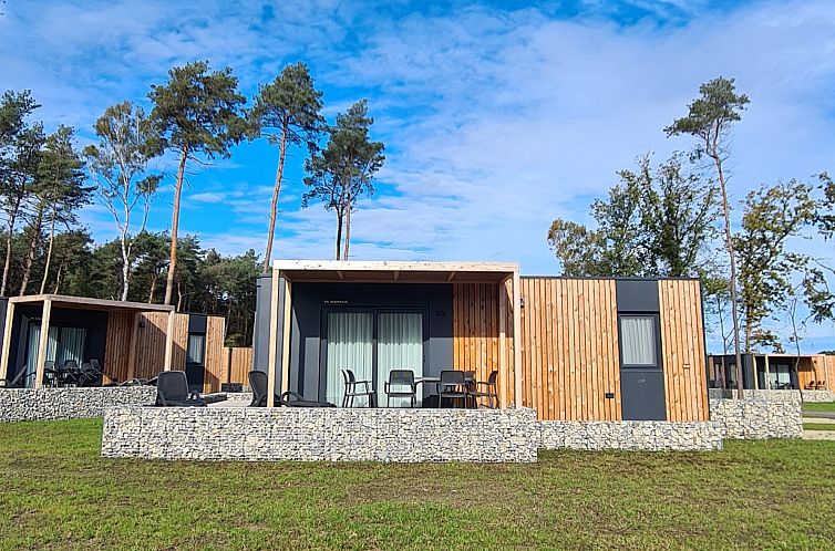 Ferienhaus Belsano 6 in Zutendaal, Limburg, Belgien mit moderner Holzveranda und natuerlicher Umgebung.