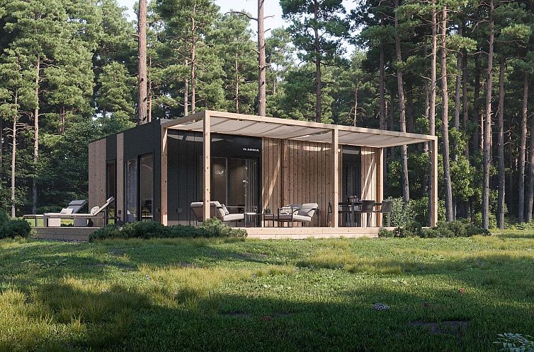 Thor cottage vakantiehuis in de natuur van Zutendaal, Limburg, Belgie met een uitnodigend terras omringd door bomen.