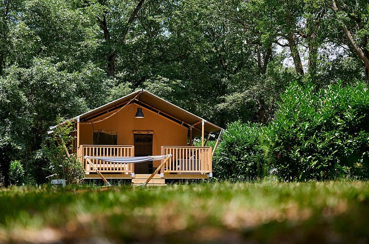 Rustiek tenthuis Nomad in Douville, Aquitaine, perfect voor een ontspannen glamping vakantie in de natuur.
