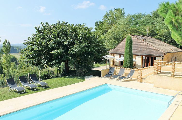 Ontspannen bij het zwembad van vakantiehuis Jules in Prigonrieux, Aquitaine, omringd door natuur.
