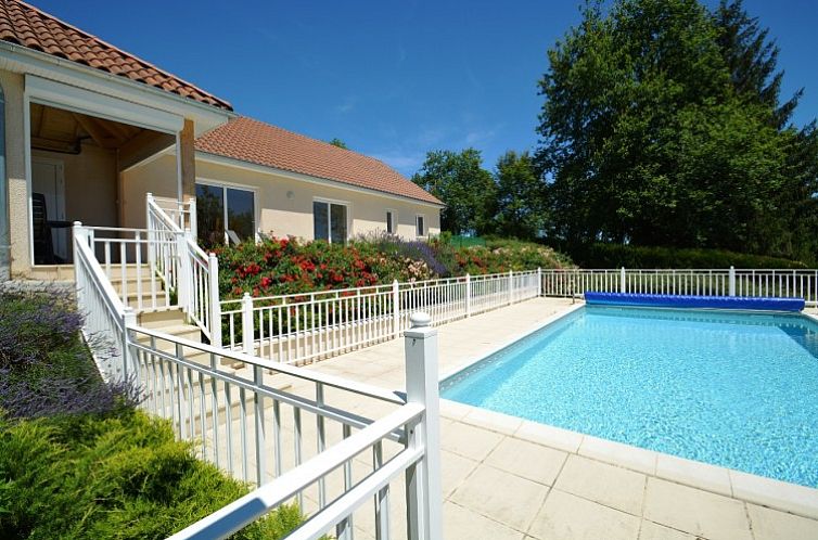 Entdecken Sie La Lavanderaie in Cublac, Aquitanien, ein Ferienhaus mit einem einladenden Schwimmbad und einem ruhigen Garten.