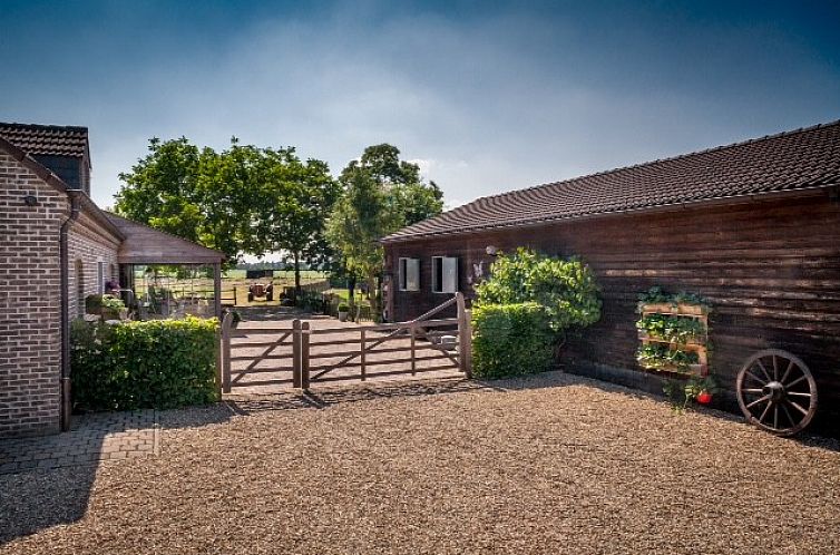 Toegangspoort van 't Paulsenhof vakantiehuis in Bocholt, Limburg, Belgie, omgeven door landelijke charme.