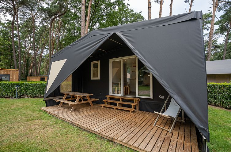 Geniet van luxe glamping in de Cooc tent deluxe in Bocholt, Limburg, Belgie, met een uitnodigend terras omgeven door serene natuur.