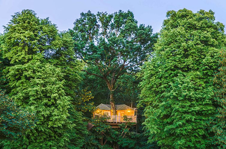 Im Baumhaus Cachette in Raray in der Picardie koennen Sie sich in den Baeumen erholen.
