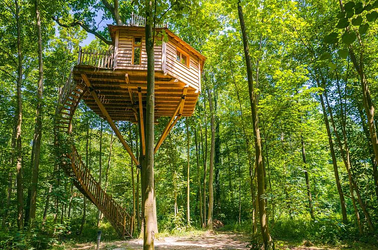 Das Ferienhaus Carmen in Raray, Picardie, ist ein charmantes Baumhaus inmitten gruener Waelder.