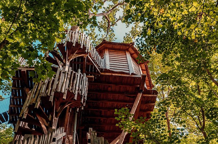 Uebernachten Sie im Baumhaus von Carpe Diem in Raray in der Picardie, umgeben von ueppiger Vegetation.