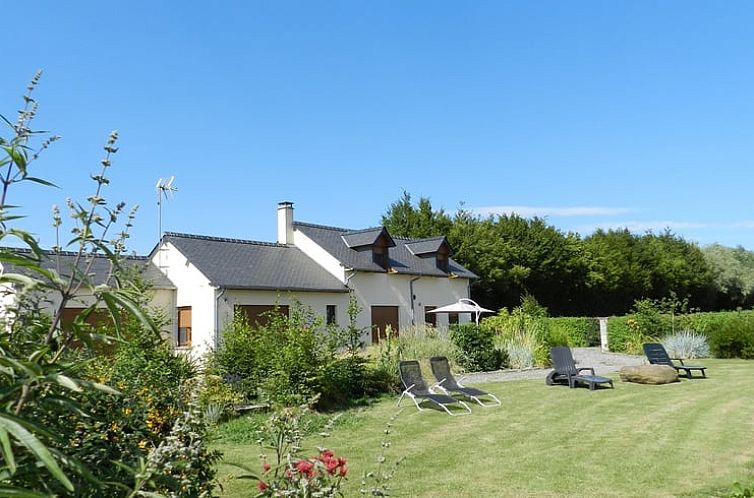 Geniet van de natuur rondom het vakantiehuis in Esqueheries, Picardie, Frankrijk met een prachtig gazon.