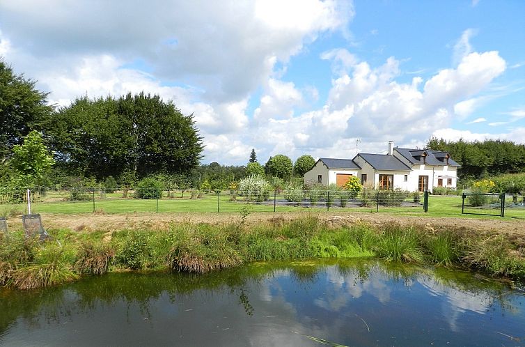 Geniessen Sie die ruhige Umgebung des Ferienhauses Fay in Esqueheries in der Picardie mit ueppigen Gaerten und einem friedlichen Teich.