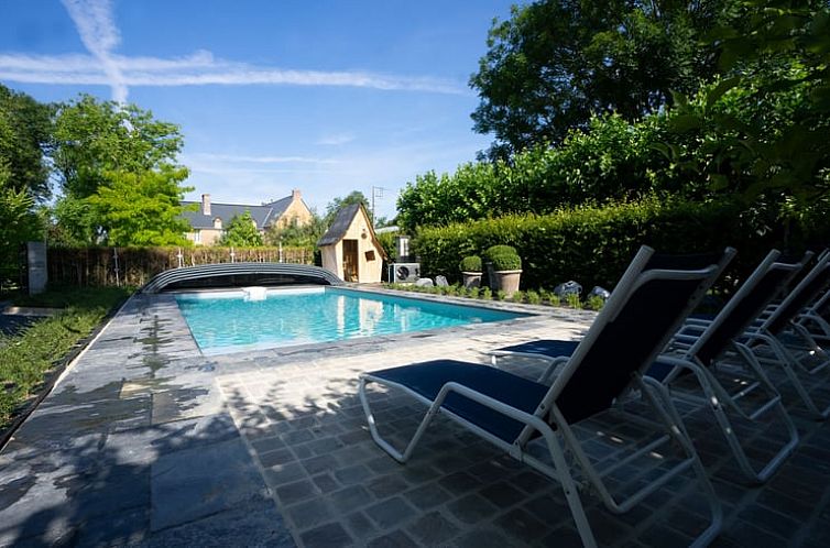 Geniessen Sie die Ruhe am Pool von Cottage in Malzy, einem Ferienhaus in der schoenen Picardie, Frankreich.