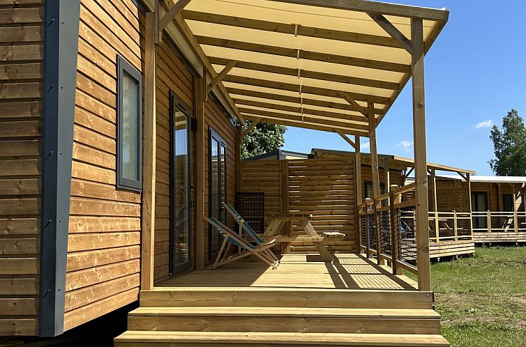 Houten terras bij Cottage in Gamaches, Picardie, Frankrijk, ideaal voor ontspanning in de natuur.