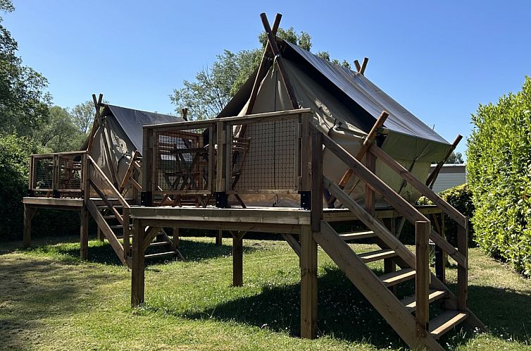 Glamping lodge Nomaden Bivoac in Gamaches, Picardie, met houten veranda en groene omgeving.