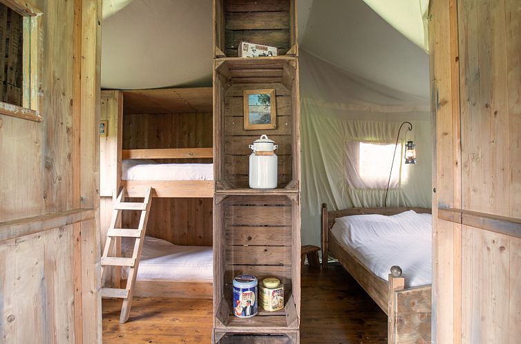 Tenthuisje met warme privédouche naast de tent