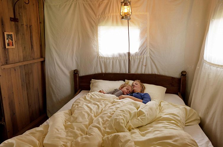 Tenthuisje met warme privédouche naast de tent